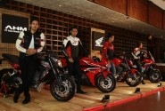 Honda CBR500R hadir dengan dua pilihan warna yaitu Gunpowder Black dan Millenium Red