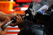 Melepas dan Memasang Handgrip Pada Honda CBR250RR