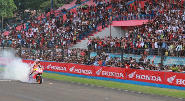 Marc Marquez dan Dani Pedrosa Pacu Honda RCV dan Honda CBR150R di Sirkuit